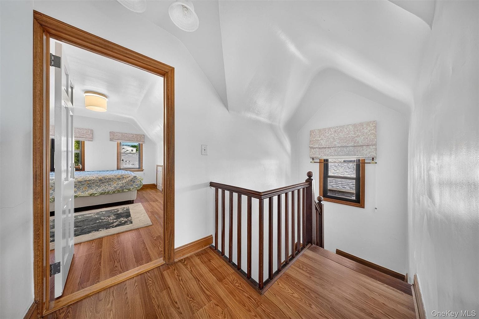 170-19 Pidgeon Meadow Rd|楼梯平台 170-19 Pidgeon Meadow Rd楼梯平台和相邻房间入口。