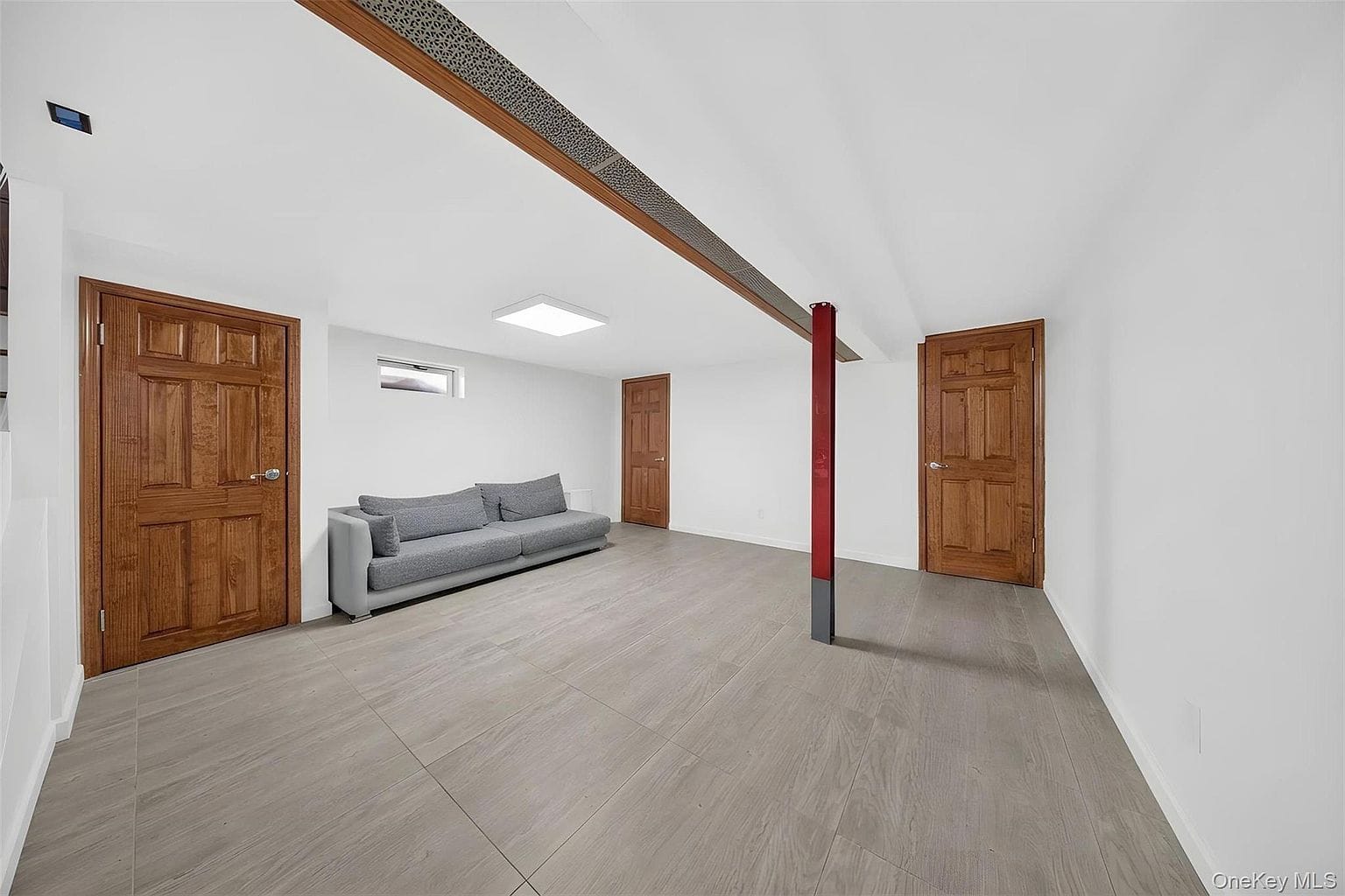 170-19 Pidgeon Meadow Rd|装修完成地下室一 170-19 Pidgeon Meadow Rd装修完成的地下室起居空间。
