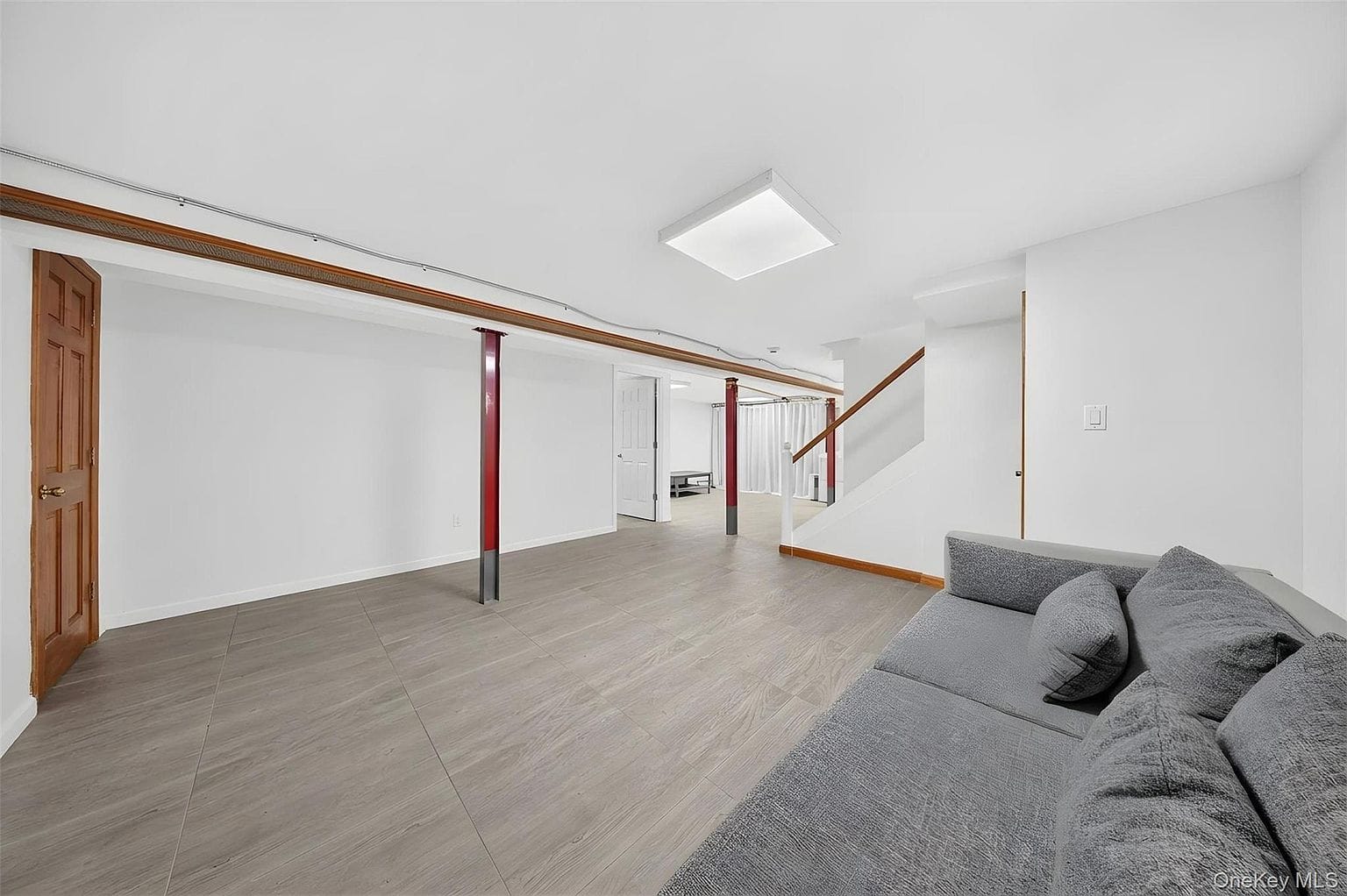 170-19 Pidgeon Meadow Rd|装修完成地下室二 170-19 Pidgeon Meadow Rd地下室开放空间和支撑柱。