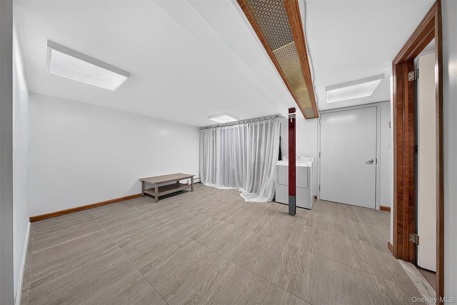 170-19 Pidgeon Meadow Rd|装修完成地下室三 170-19 Pidgeon Meadow Rd地下室开放区域。
