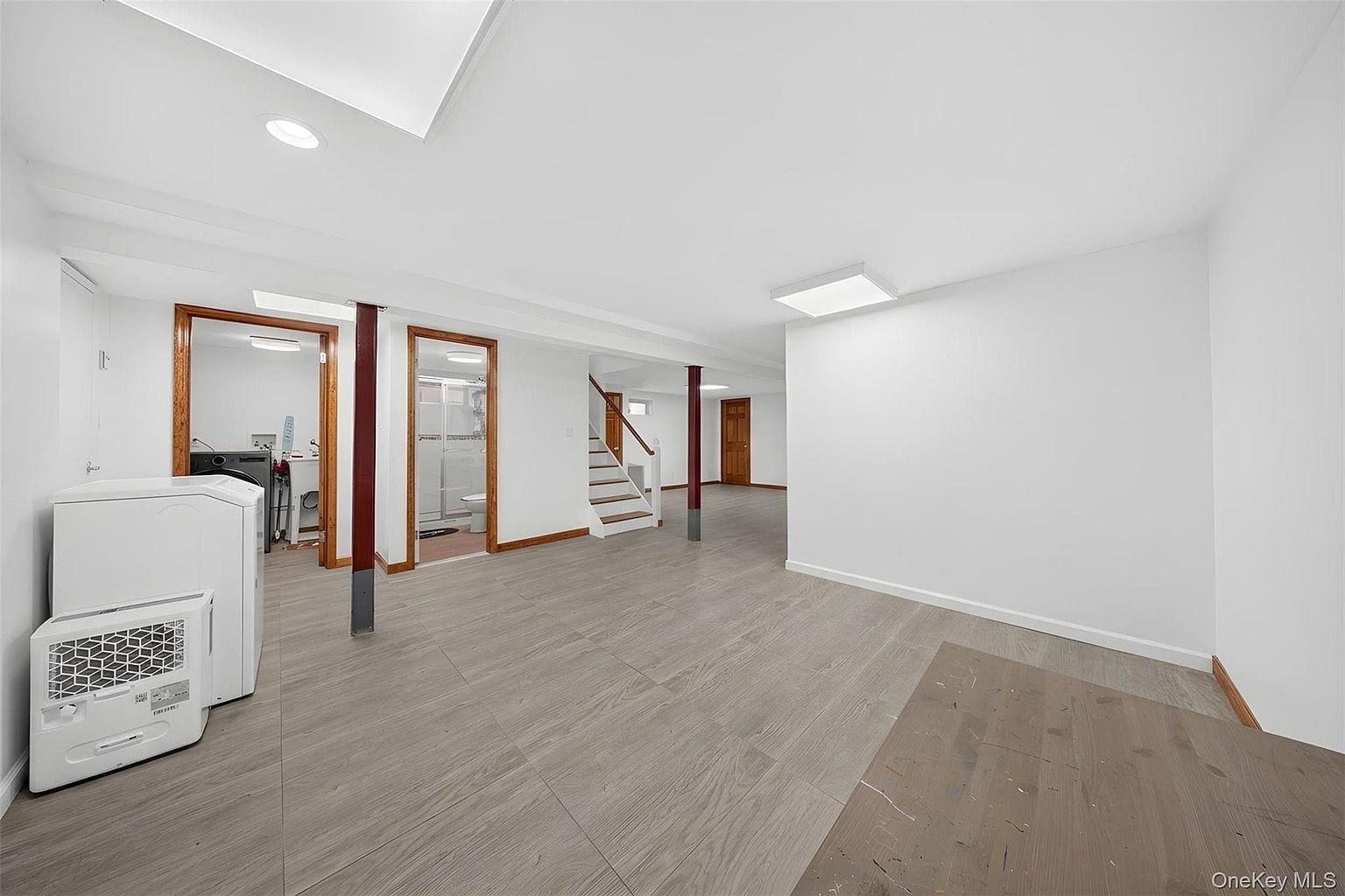 170-19 Pidgeon Meadow Rd|地下室动线 170-19 Pidgeon Meadow Rd地下室楼梯和相邻空间。