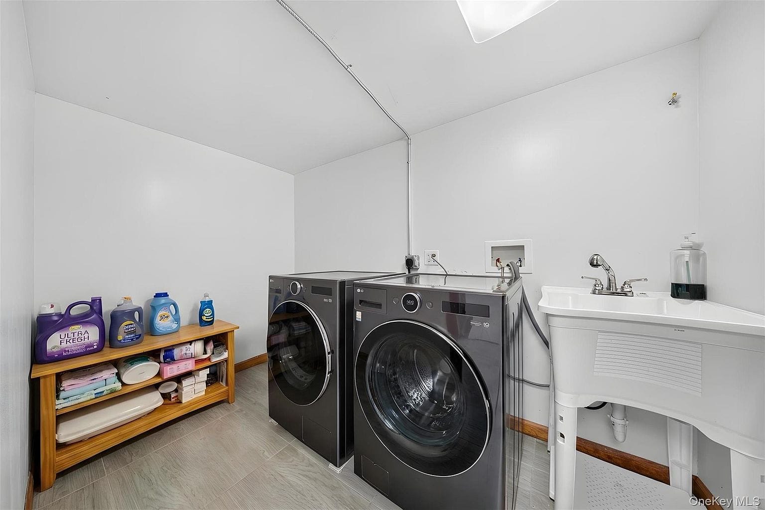 170-19 Pidgeon Meadow Rd|洗衣区 170-19 Pidgeon Meadow Rd地下室洗衣设备区域。