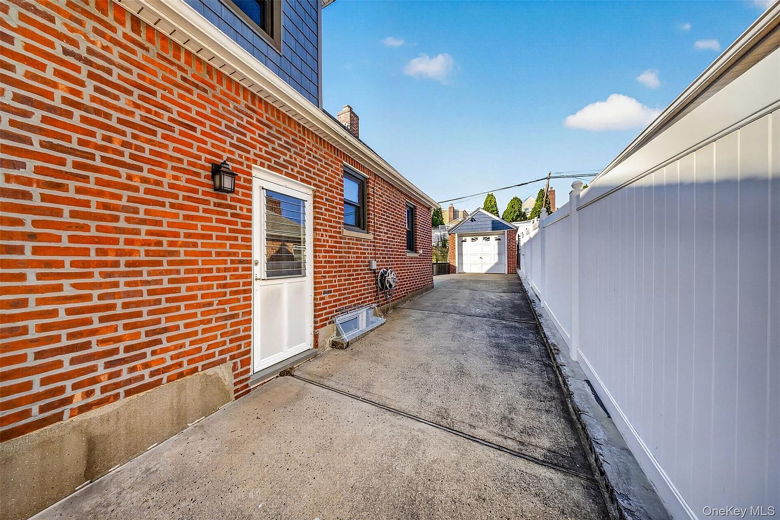 170-19 Pidgeon Meadow Rd|侧面车道 170-19 Pidgeon Meadow Rd房屋侧面私人车道。