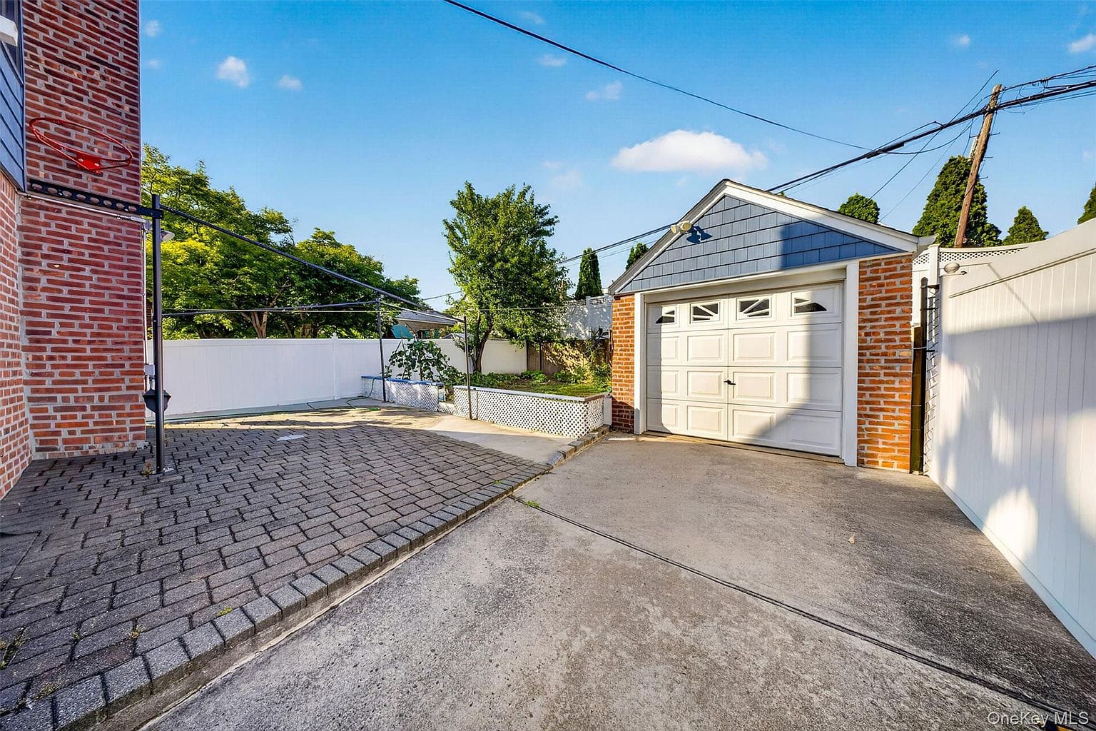 170-19 Pidgeon Meadow Rd|后方车道与附属建筑 170-19 Pidgeon Meadow Rd后方车道和独立附属建筑。
