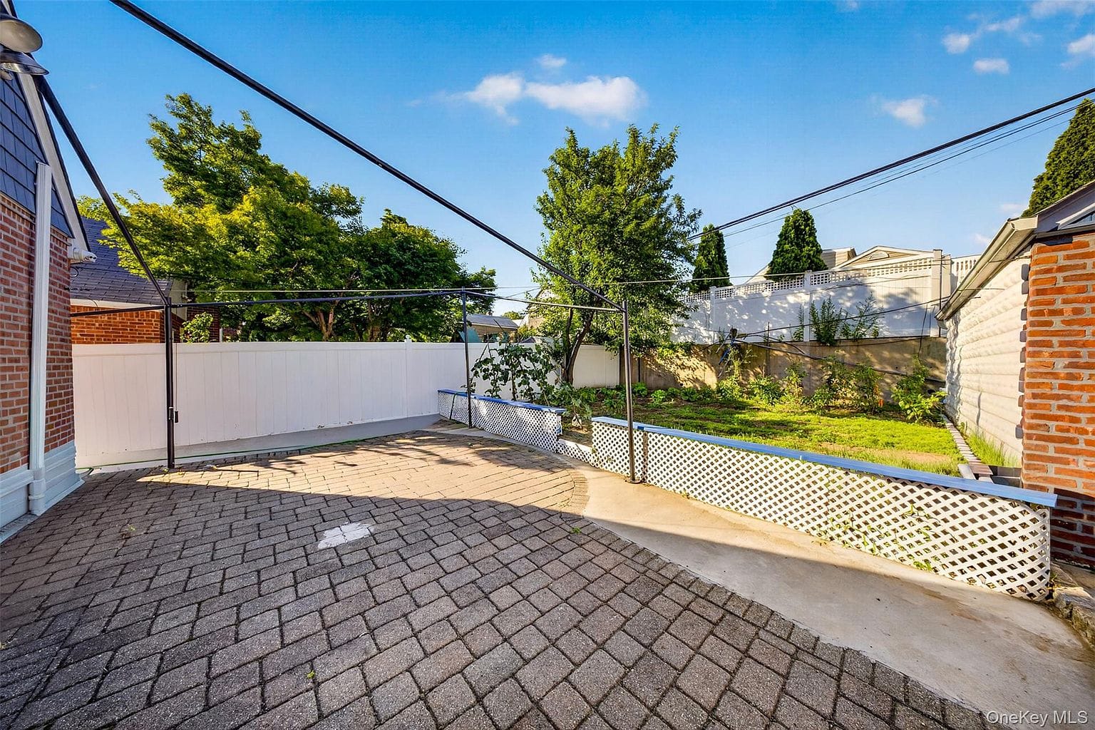 170-19 Pidgeon Meadow Rd|后院硬化空间 170-19 Pidgeon Meadow Rd后院铺装户外空间。