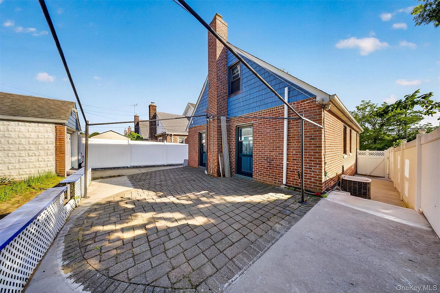 170-19 Pidgeon Meadow Rd|后方外观 170-19 Pidgeon Meadow Rd房屋后方外观和户外空间。