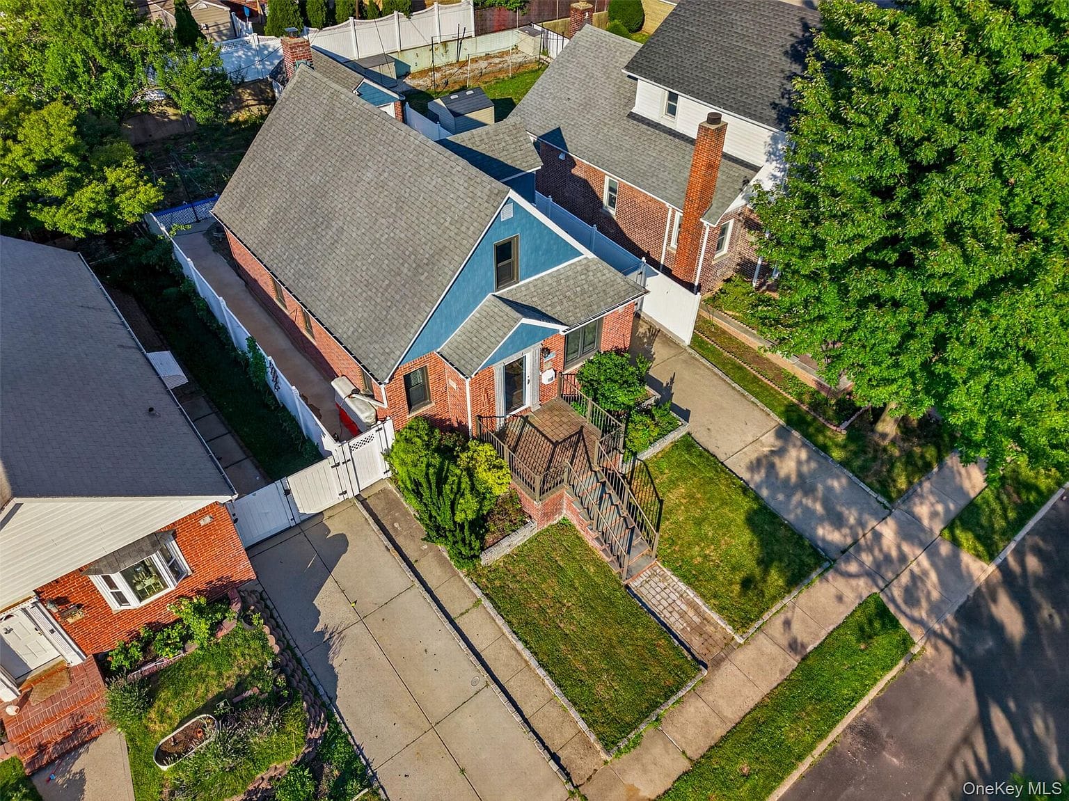 170-19 Pidgeon Meadow Rd|航拍角度三 170-19 Pidgeon Meadow Rd屋顶、车道和后院航拍图。