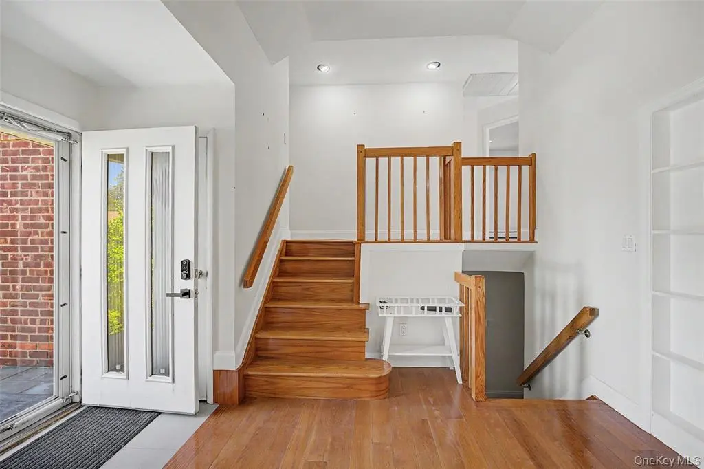 Syosset MLS#1001415 property listing photo 2