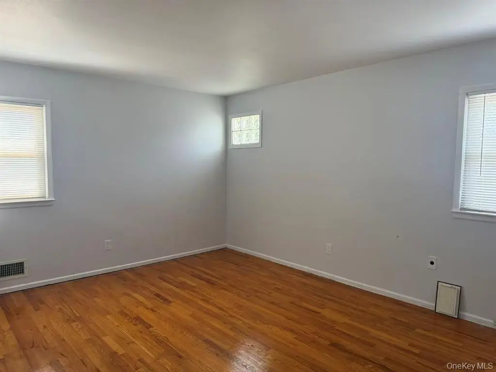 Syosset MLS#1028368 property listing photo 5