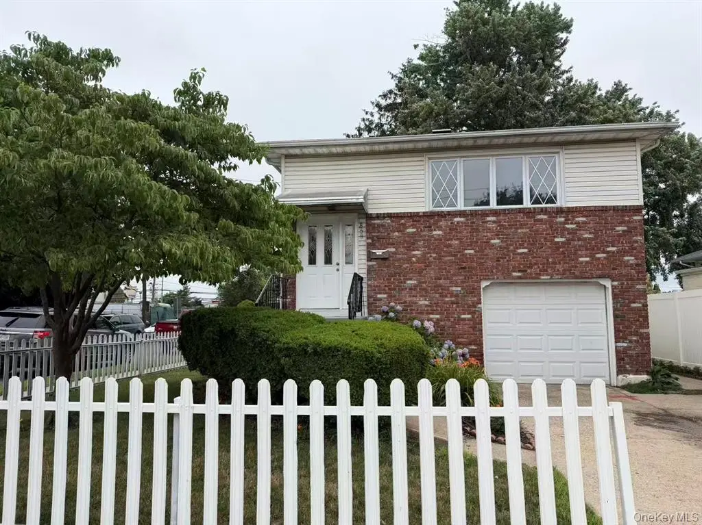 Westbury MLS#1023008 property listing photo 2