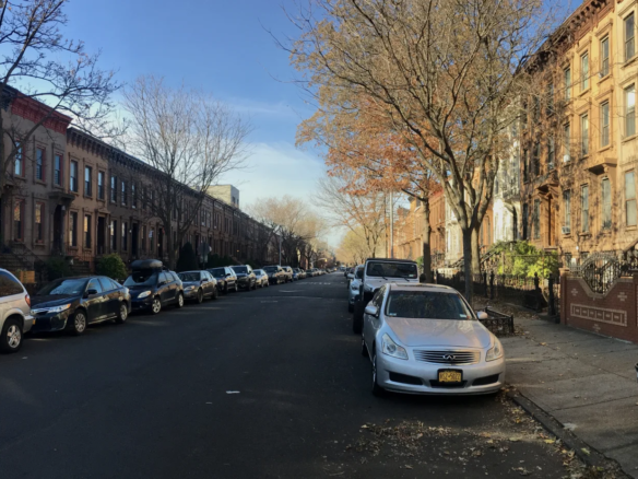 布鲁克林Bedford-Stuyvesant住宅街上一整排相连的砖石Rowhouse真实街景