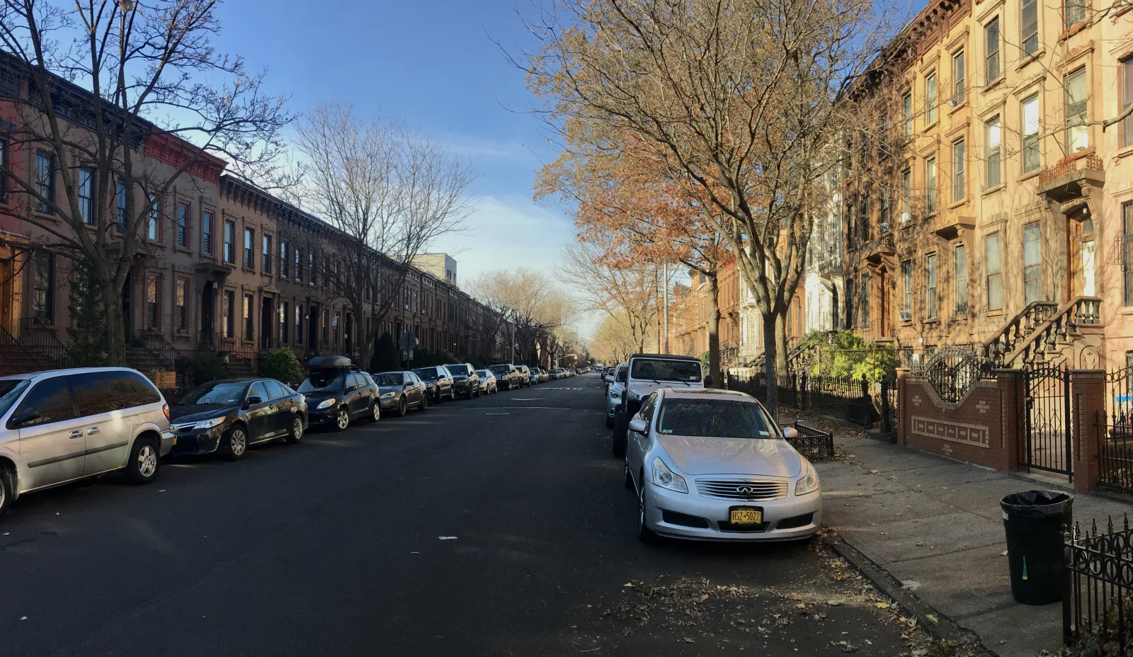 布鲁克林Bedford-Stuyvesant住宅街上一整排相连的砖石Rowhouse真实街景
