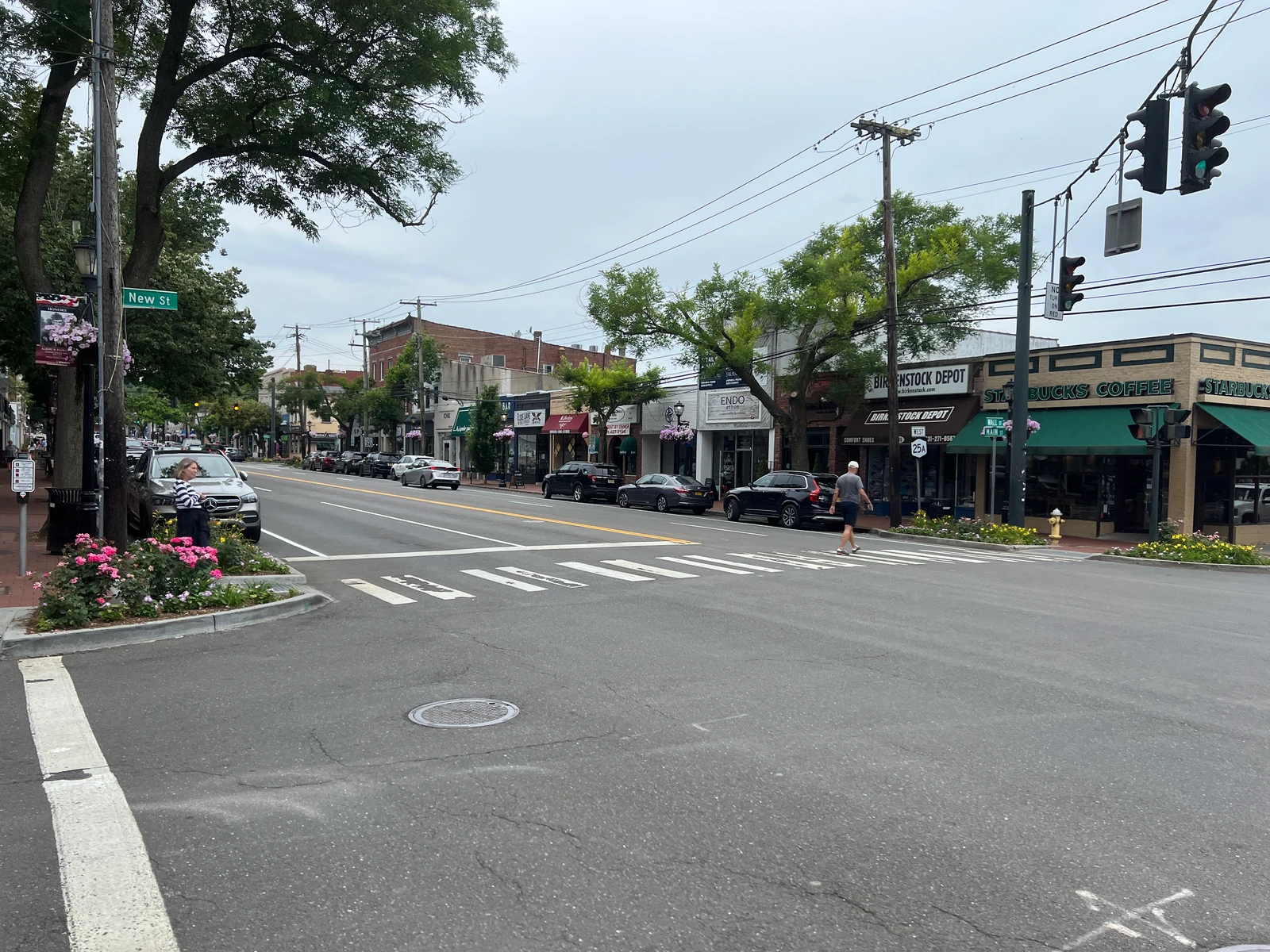 Huntington市中心Main Street的连续商铺、街树和路边停车，2022年资料照片