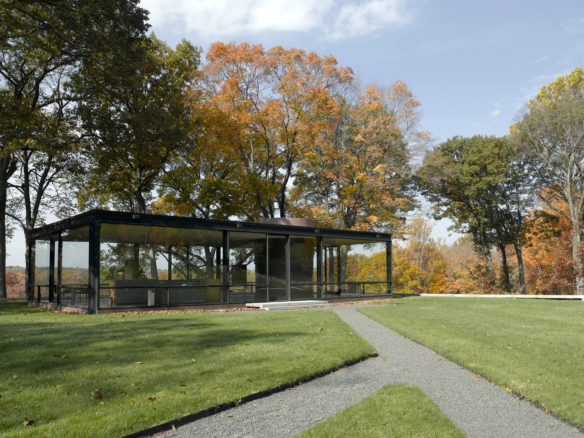 康州New Canaan的Glass House，平直屋顶和通透玻璃墙面对草坪与秋日树林