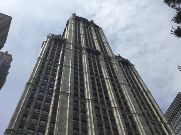 从街边仰望纽约曼哈顿 Woolworth Building 的高层外观