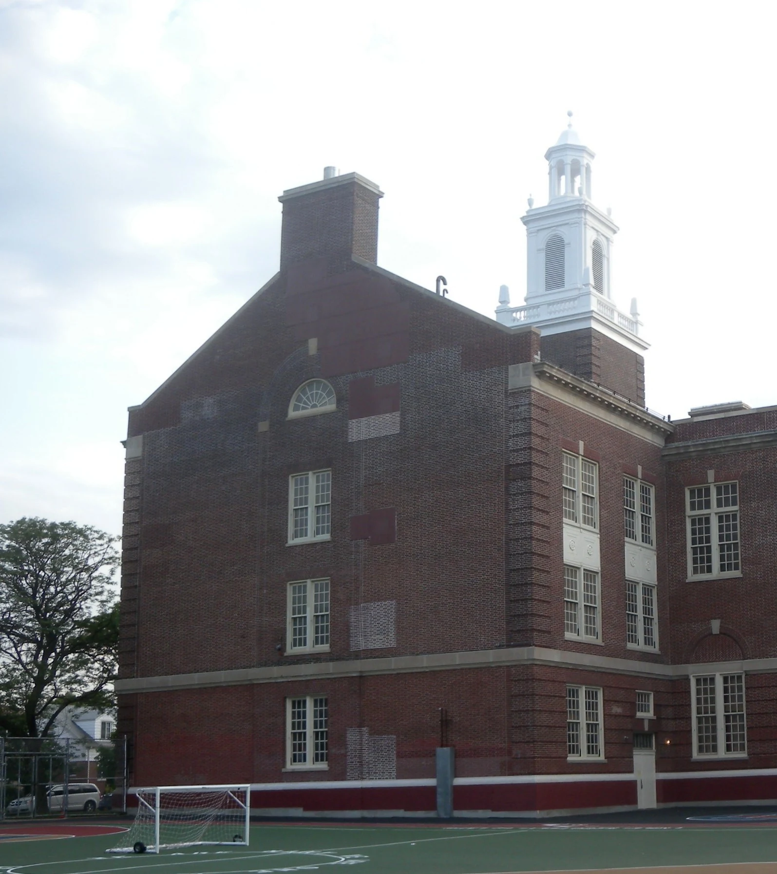 纽约市26学区P.S.31 Bayside学校砖砌校舍外观，2012年实景照片