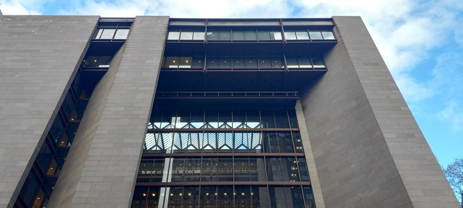 曼哈顿 Ford Foundation Building 的石材外墙和中央玻璃立面