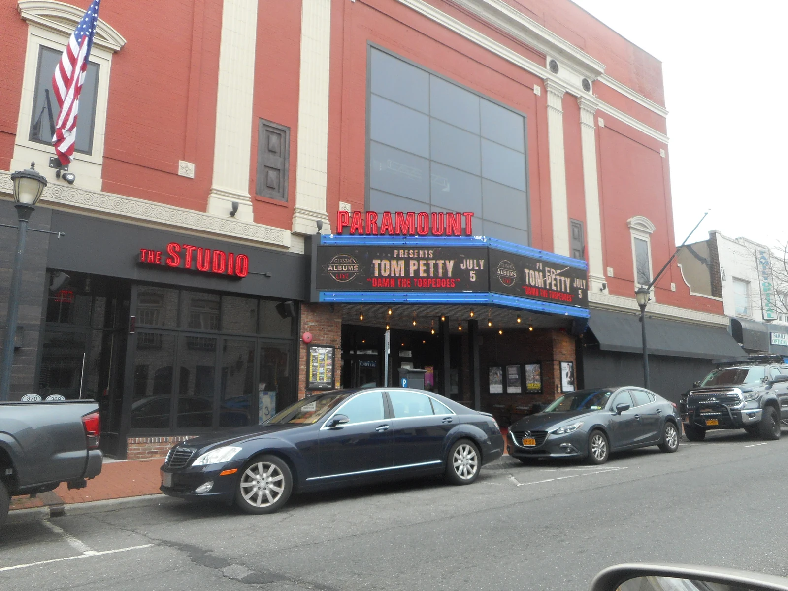 Huntington的New York Avenue上The Paramount红砖外立面和演出招牌，2019年资料照片
