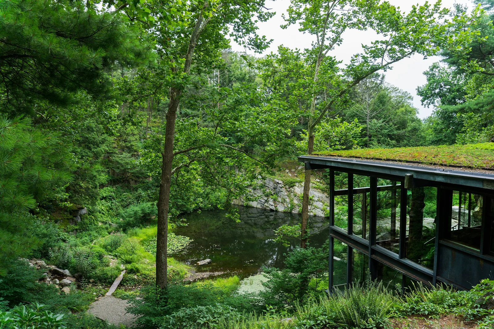纽约州Garrison的Manitoga，深色木质玻璃住宅伸向树林和水边