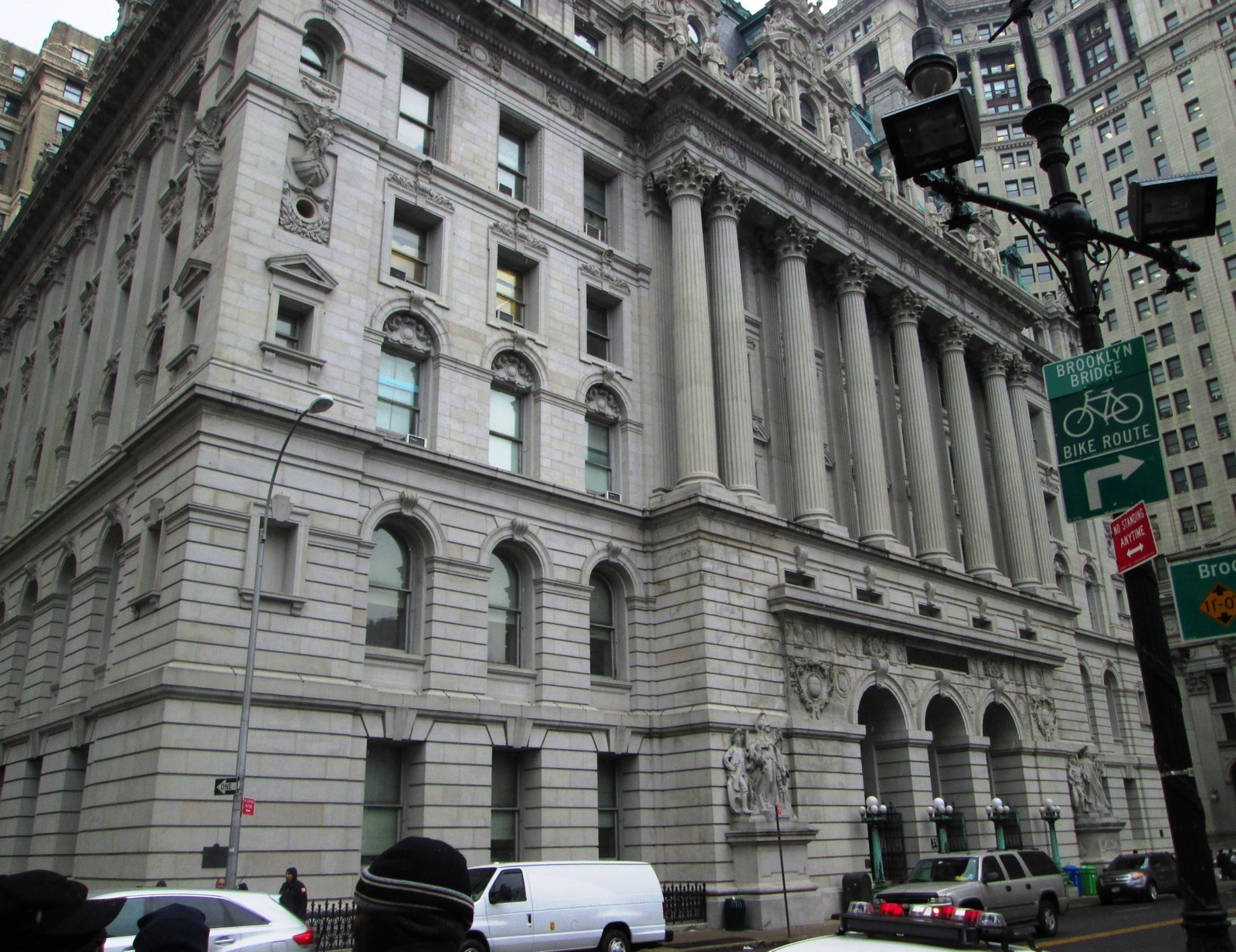 曼哈顿 Surrogate’s Courthouse 的石材立面和柱廊,街旁有车辆