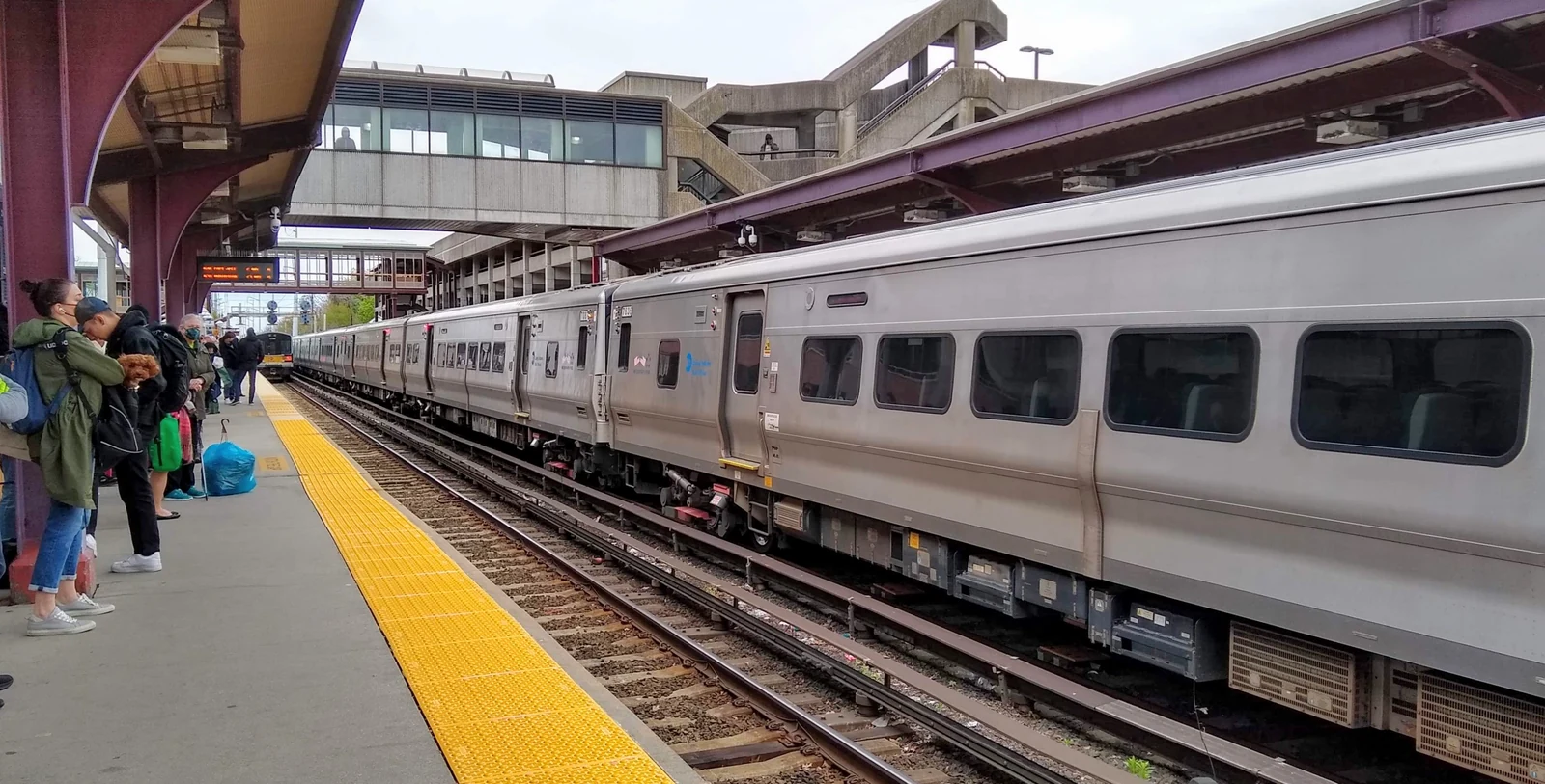Huntington LIRR车站的站台、列车与步行天桥，车站位于Huntington Station