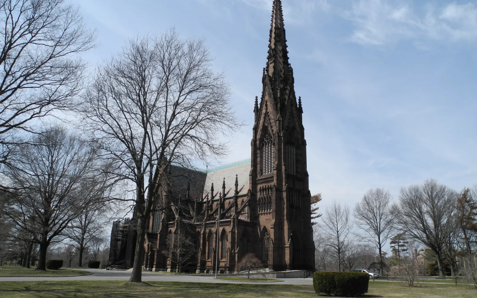 Garden City历史建筑Cathedral of the Incarnation的石砌外墙、尖塔与草地实景