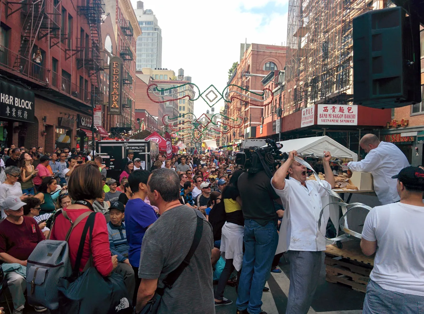 2014年San Gennaro节期间Little Italy的Grand Street行人和街边摊位