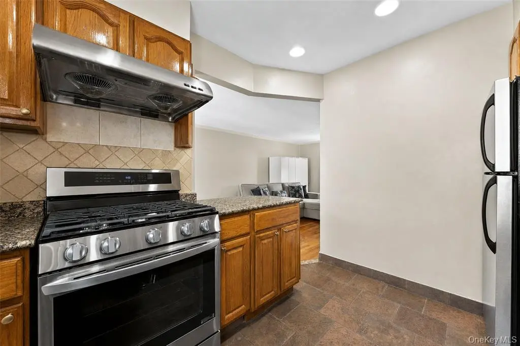 Gas range and tiled backsplash