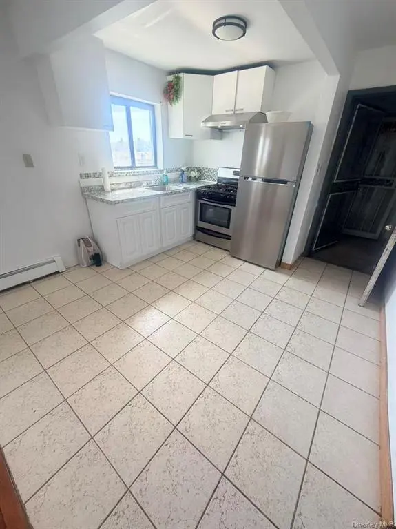 Eat-in kitchen with refrigerator and range