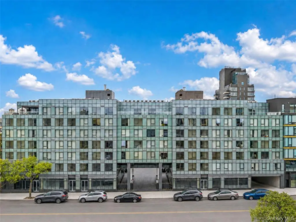 Street-facing exterior of Northern Parc condominium in Flushing