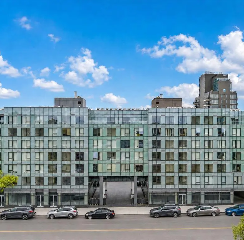 Street-facing exterior of Northern Parc condominium in Flushing