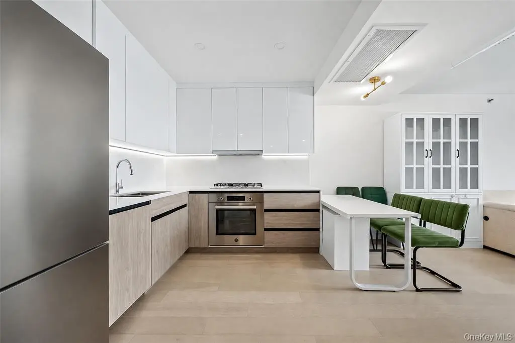 Kitchen peninsula and dining area in the one-bedroom unit