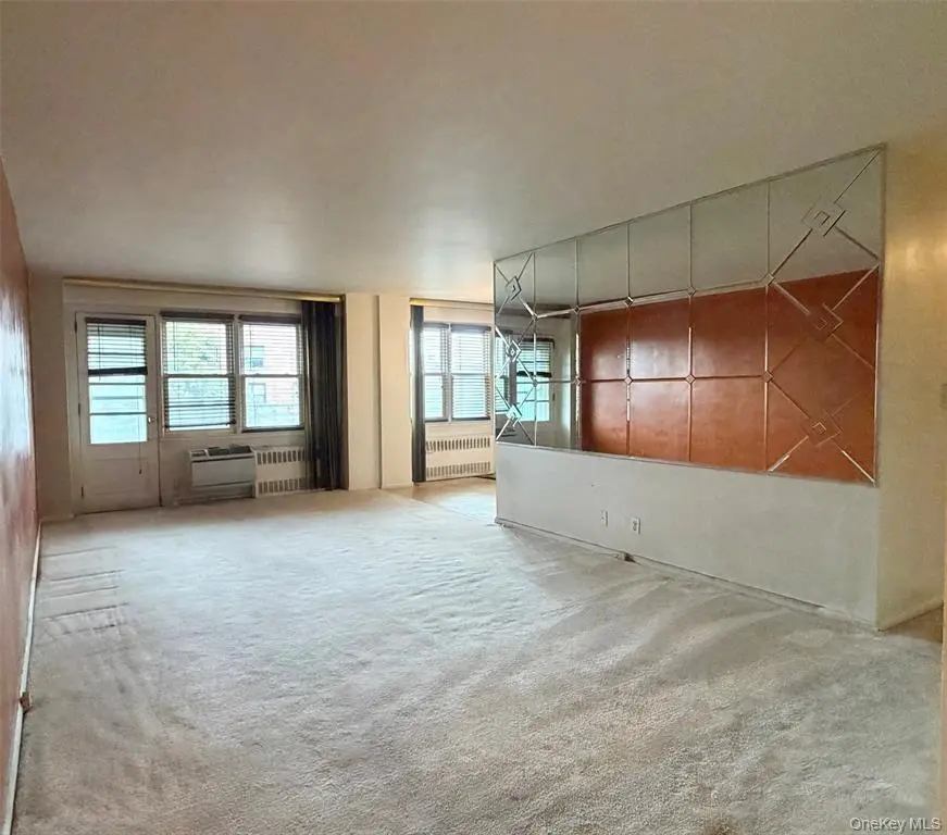 Spacious living and dining room with double exposure