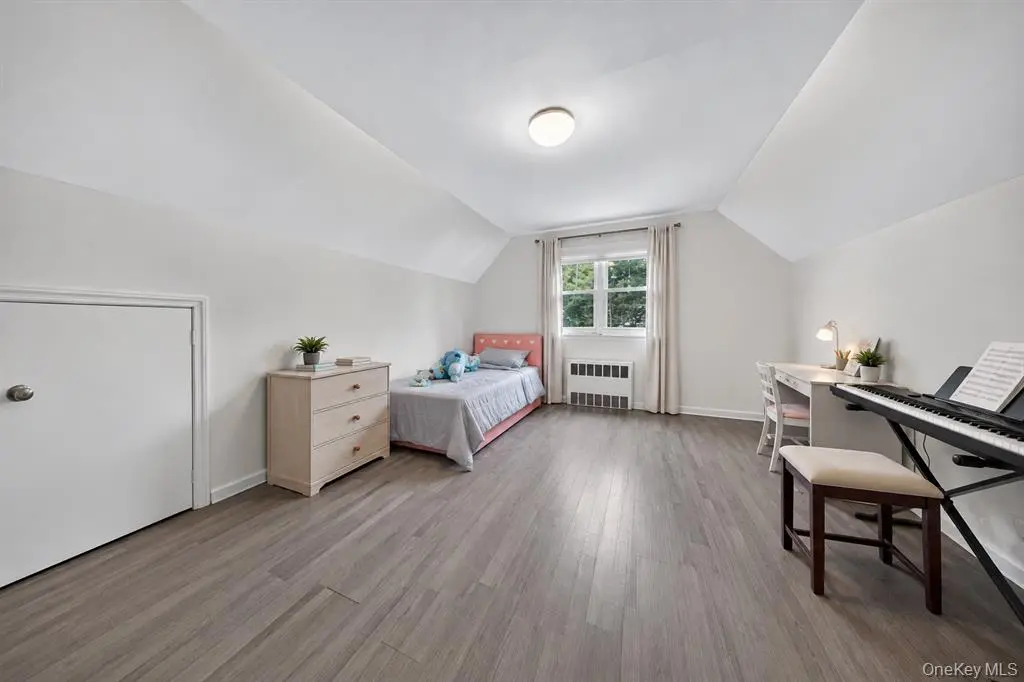 Large flexible room on the upper living level