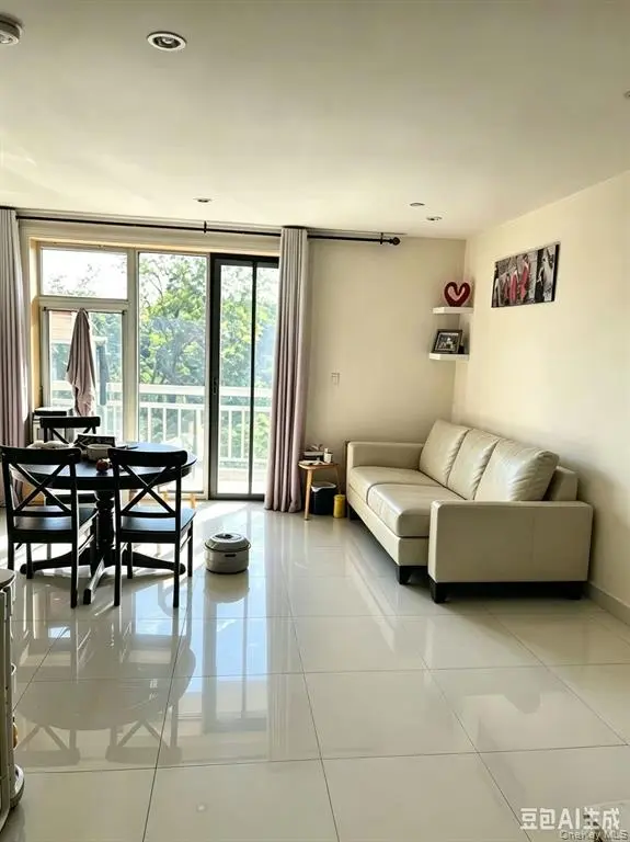 雷哥公园三房康斗室内、私人阳台与大楼环境｜图片 4/12