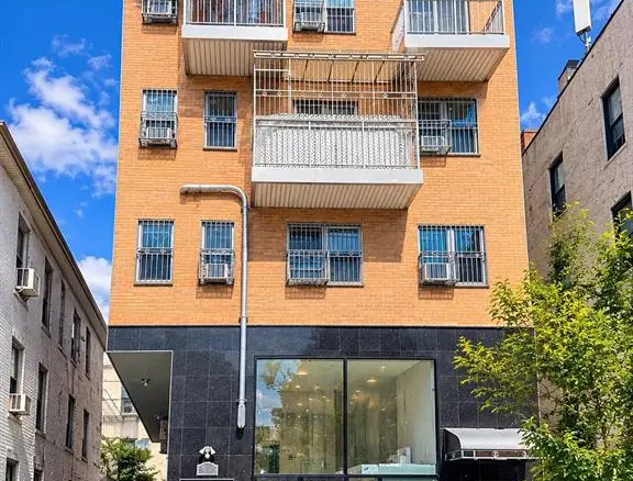 Brooklyn Borough Park社区设施康斗｜约937平方英尺带3车位｜房源照片｜图片 1/10