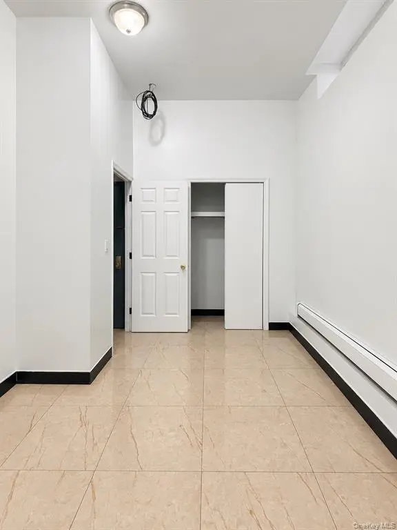 Brooklyn Borough Park社区设施康斗｜约937平方英尺带3车位｜房源照片｜图片 2/10