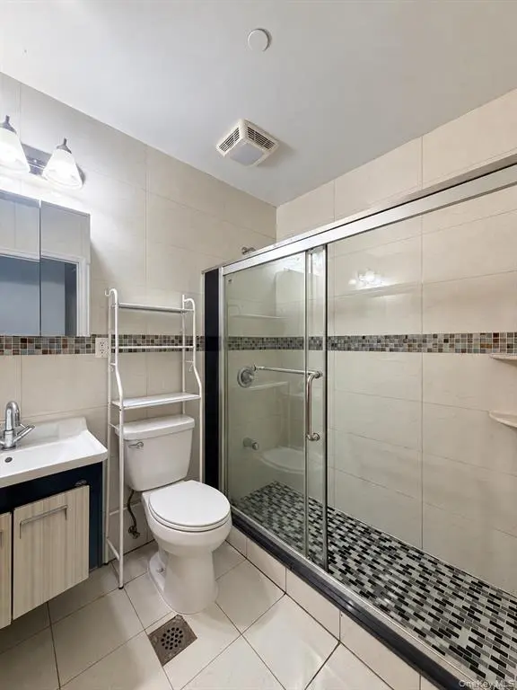 Brooklyn Borough Park社区设施康斗｜约937平方英尺带3车位｜房源照片｜图片 4/10