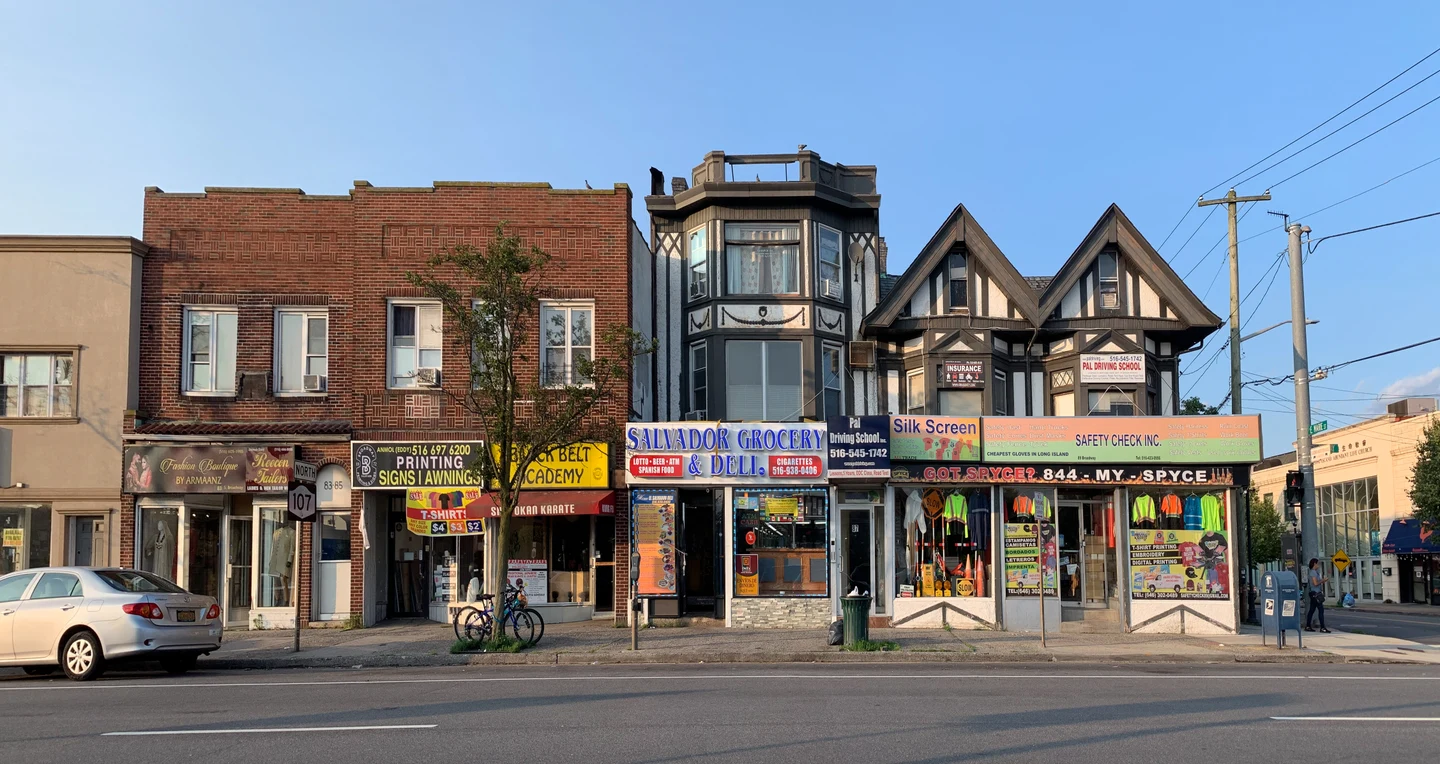 Hicksville Broadway 上一排两层街边商铺及道路，2019 年摄