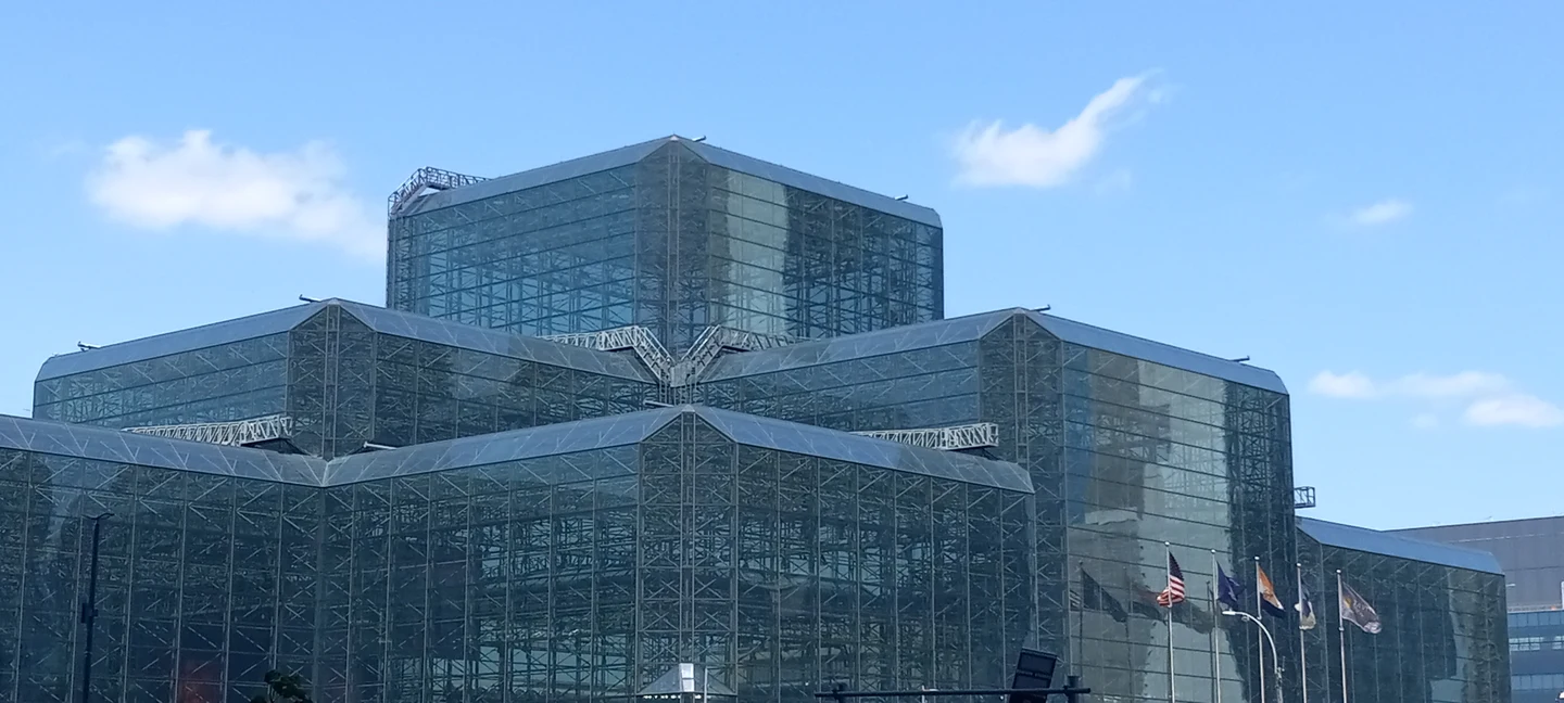 2024 年 Javits Center 的玻璃幕墙外观