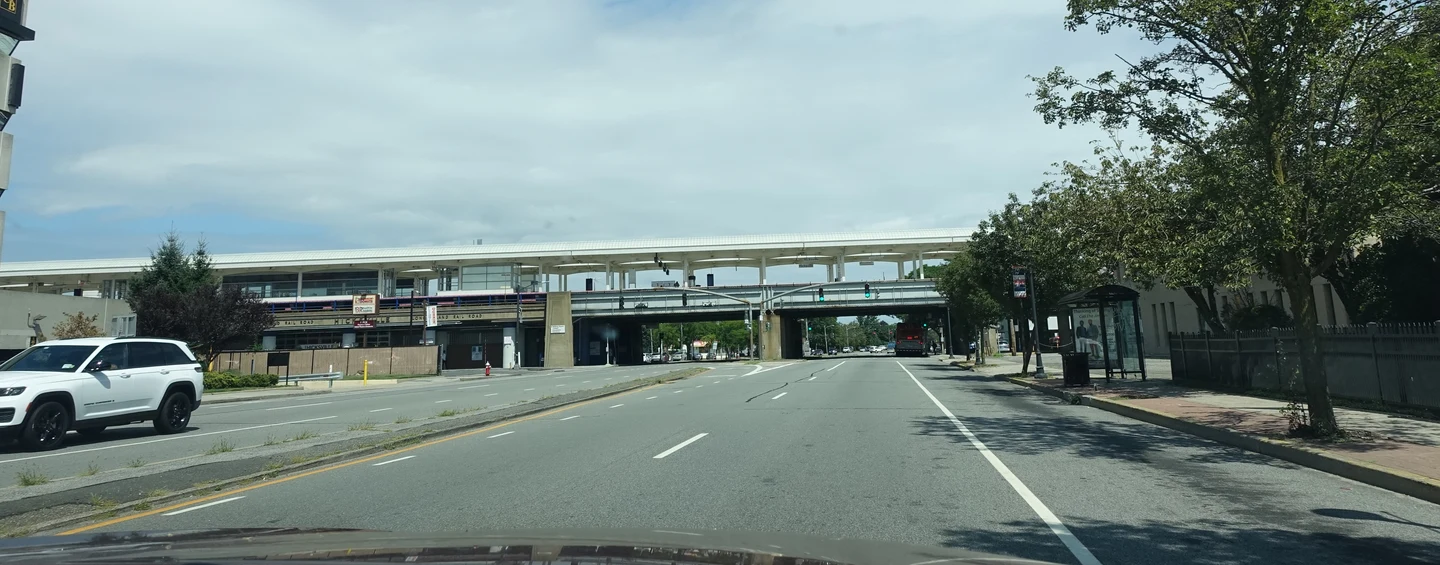 从 Newbridge Road 北望 Hicksville LIRR 高架车站，2022 年摄