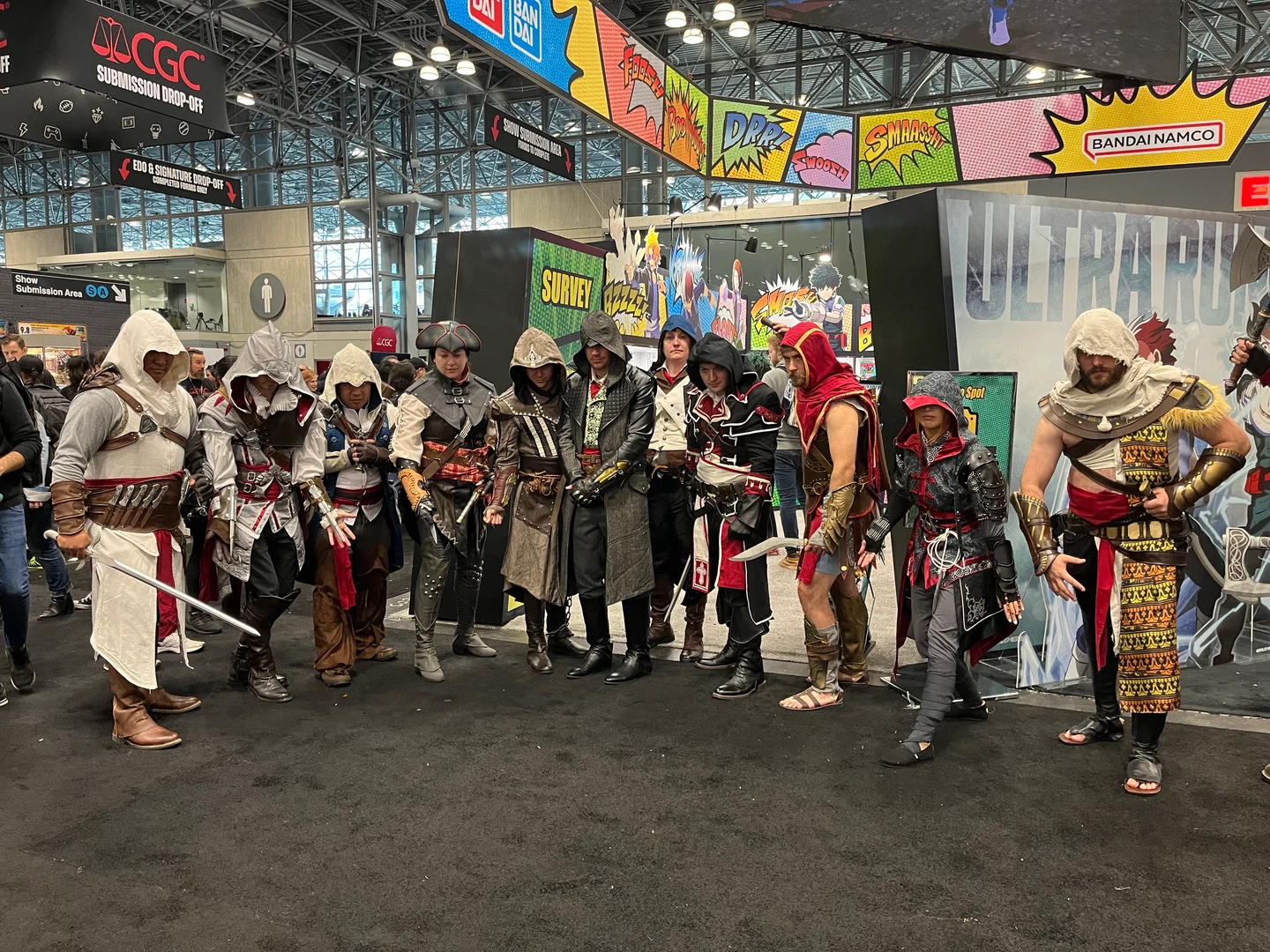 2023 年纽约漫展展馆内，一组《刺客信条》角色装扮者面向镜头合影