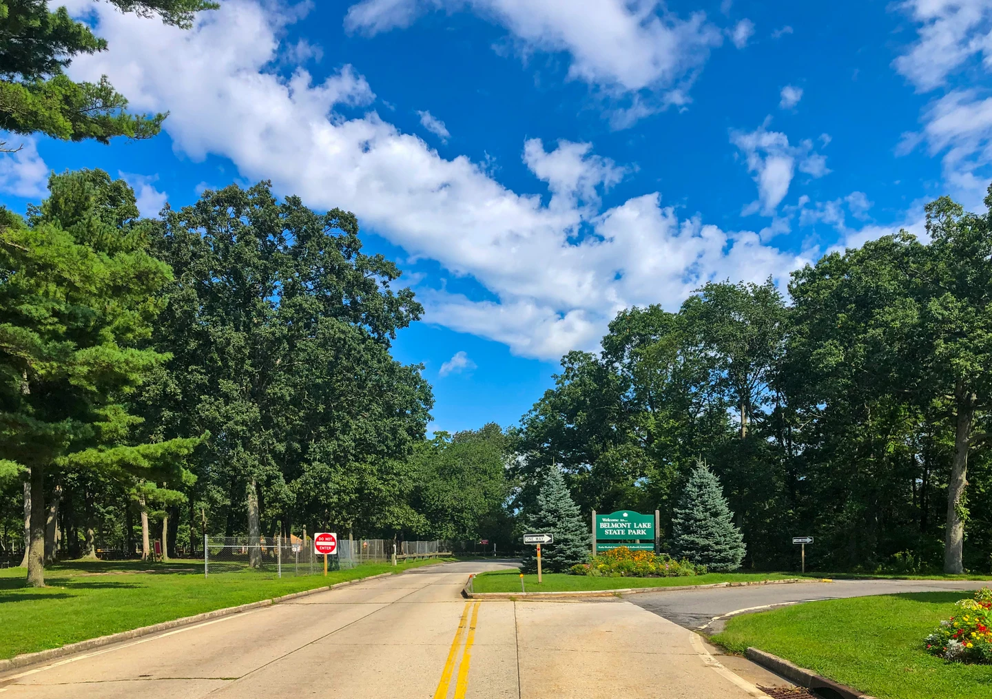 Belmont Lake State Park入口旧照，可见完整公园名标牌、车道与树木，帮助辨认地点