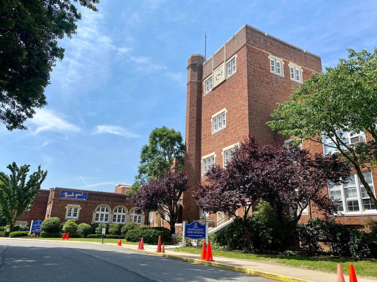 Manhasset Secondary School校园真实照片,红砖教学楼、钟面及Manhasset High School标牌