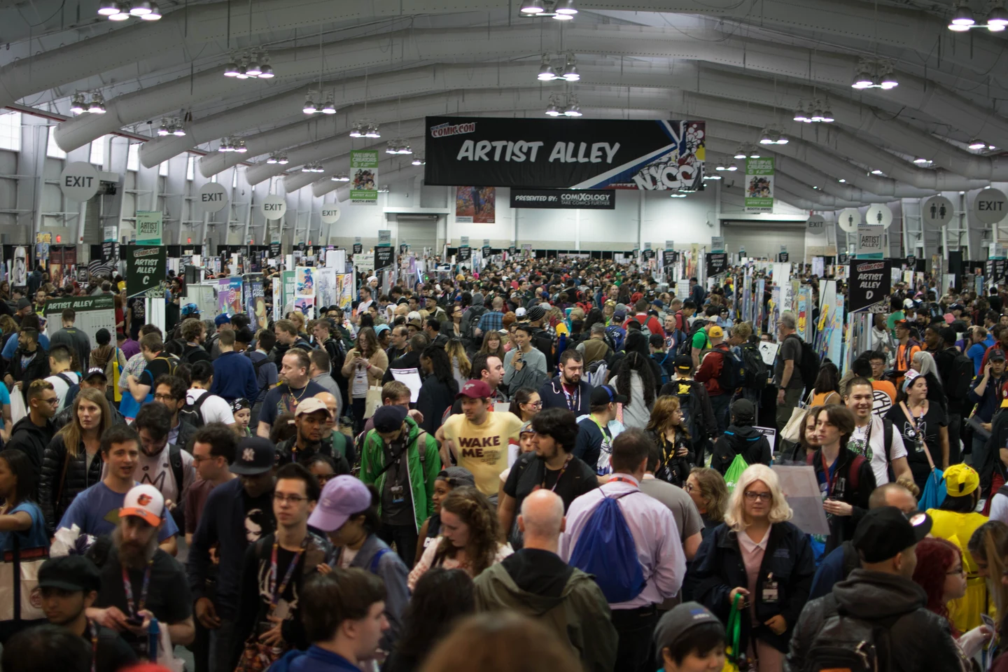 2016 年纽约漫展 Artist Alley 展区内的摊位和参观者