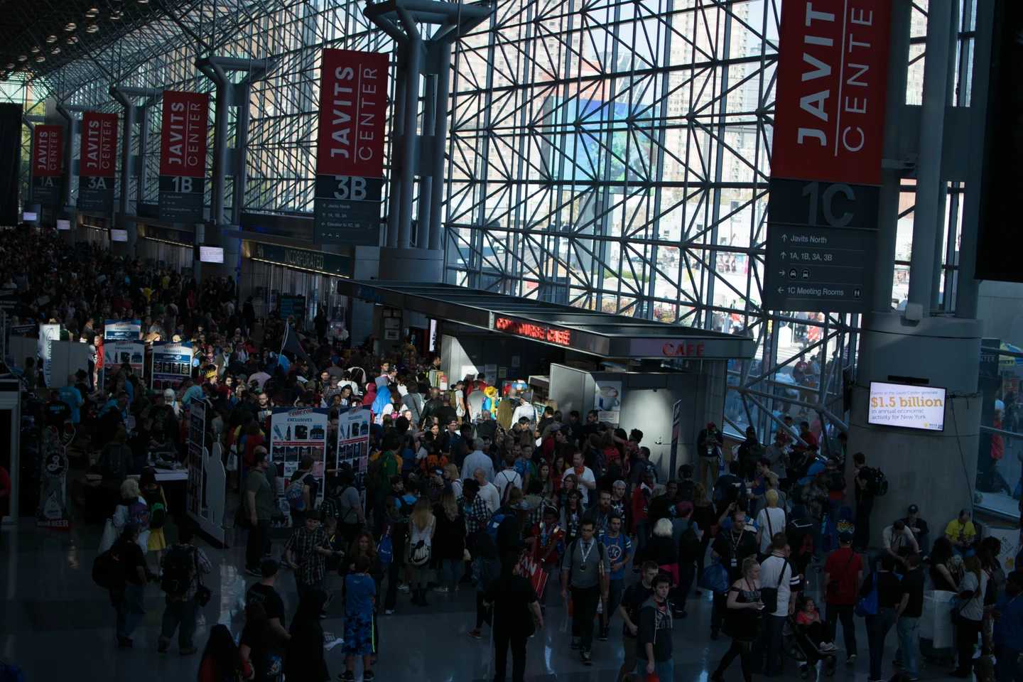2016 年纽约漫展，Javits Center 玻璃大厅内的参观者人流
