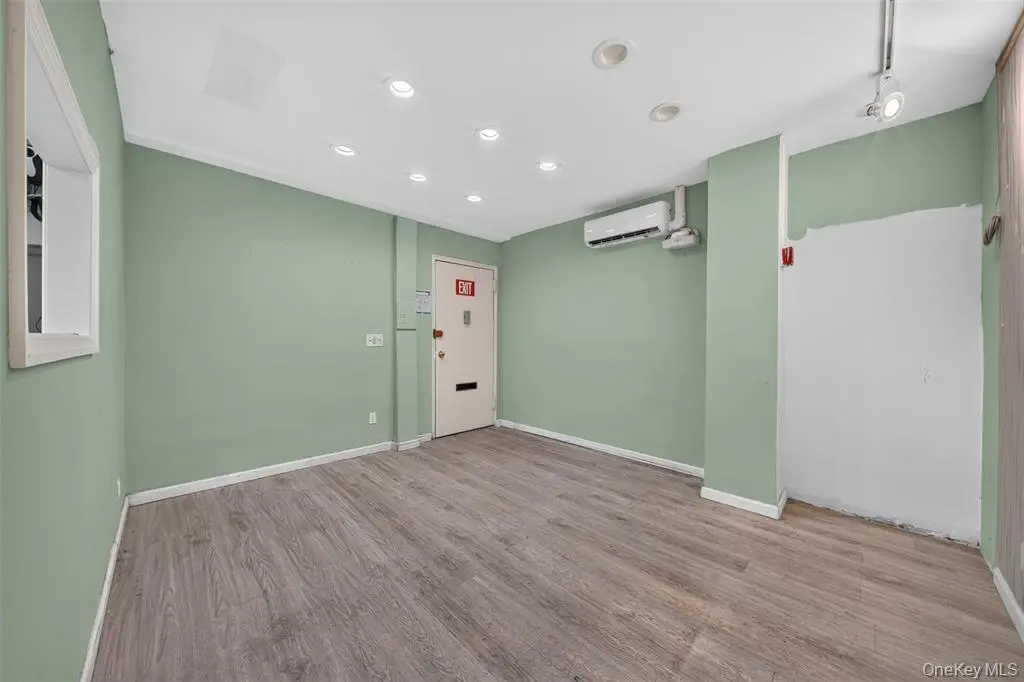 法拉盛商业空间出售｜室内空间｜MLS 1058146