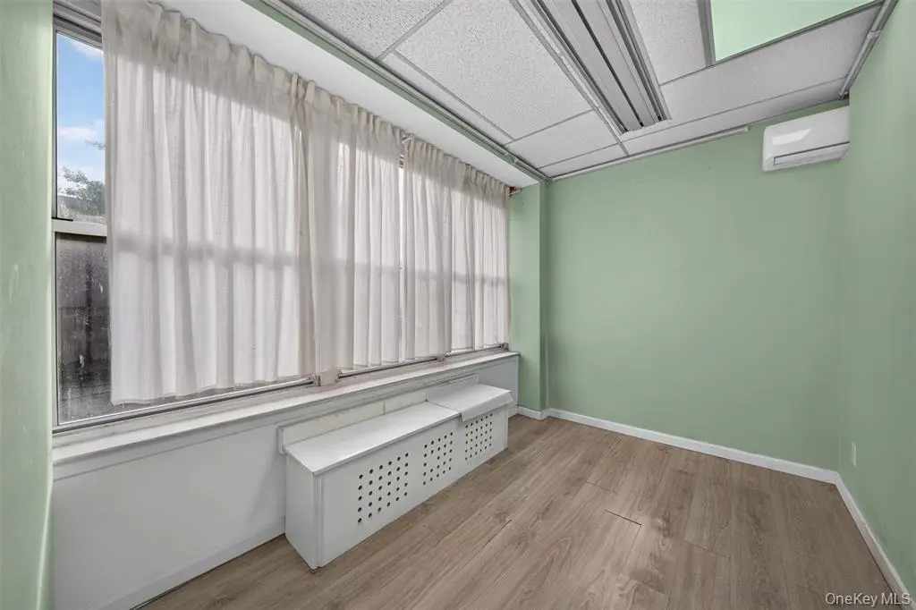 法拉盛商业空间出售｜室内窗户｜MLS 1058146