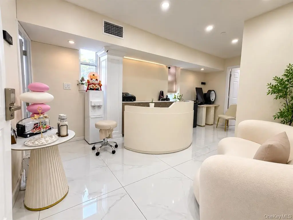 法拉盛美容店转让｜MLS店内空间与设备照片｜图片 2/9